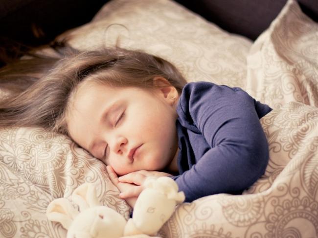 Comment respecter le rythme de sommeil de mon enfant pendant les vacances